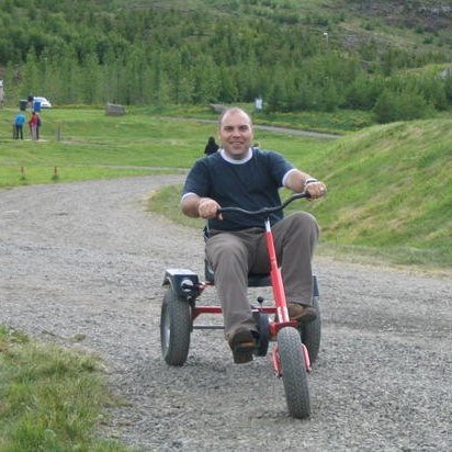 Florin að skemmta sér á þríhjólinu.