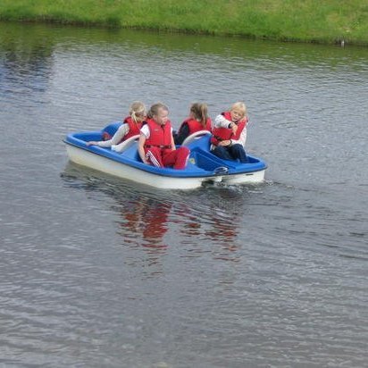 Nokkrar dömur á siglingu