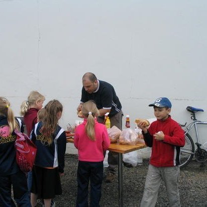 Florin að skammta á pylsurnar.