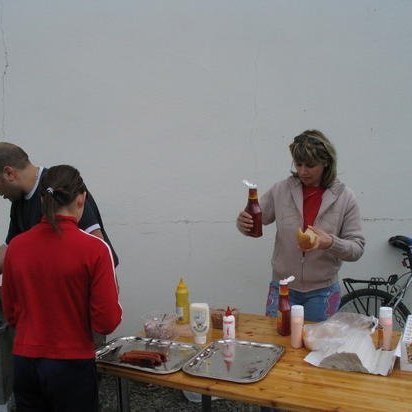 Mirela að sulla með tómatsósuna