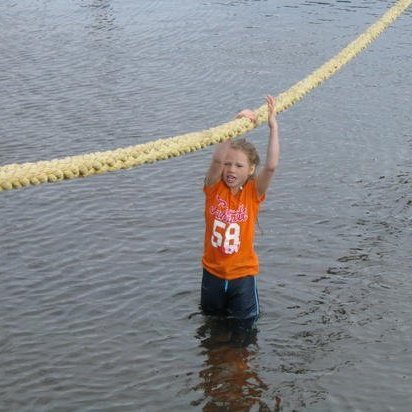 Tinna féll í vatnið.