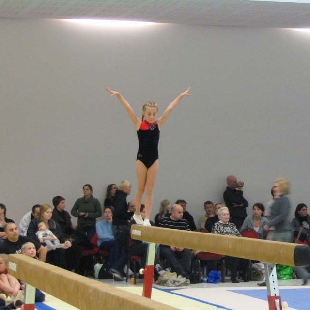 Guðrún einbeitt á slánni.