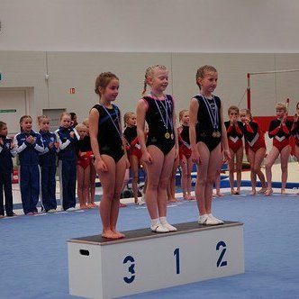 Vel verðskulduð verðlaun, og brosið á þeim segir meira en 1000 orð.