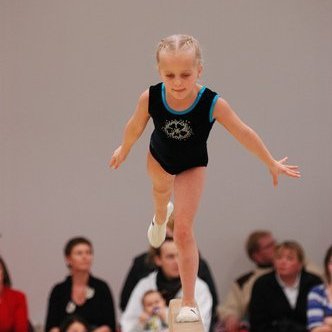 Alexandra einbeitt á slá.