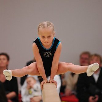 Alexandra einbeitt á slá.