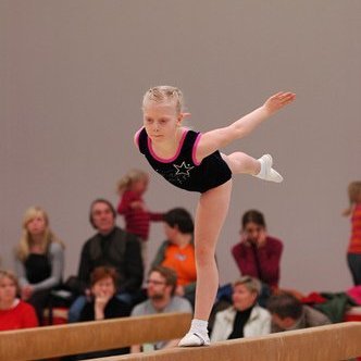 Þóra einbeitt á slánni.