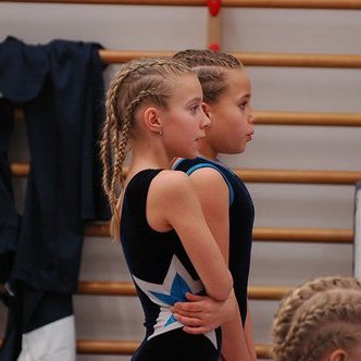 Kamila og Evíta að fylgjast með sínum stelpum.